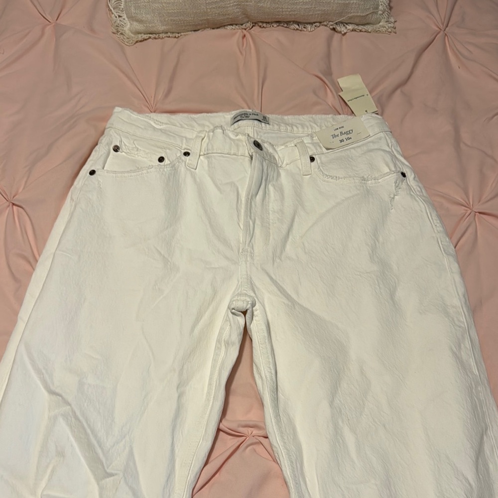 Abercrombie & Fitch White Baggy Jeans (NEW!!)